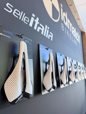 La toute nouvelle collection Capsule SLR Opal White en EDITION LIMITÉE de @selle_italia débarque chez PureBike  Une finition unique pour illuminer chacune de tes sorties !